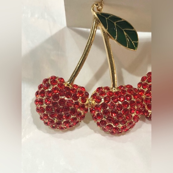 Gold tone ruby red gemstone cherry on stem dangling earrings new - Picture 15 of 16